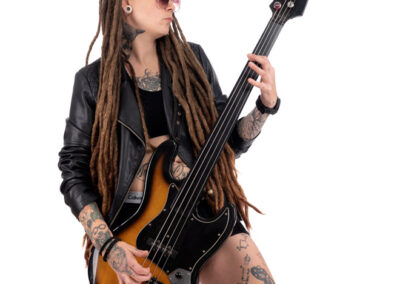 Wioleta Fedorus basistka gra na gitarze basowej